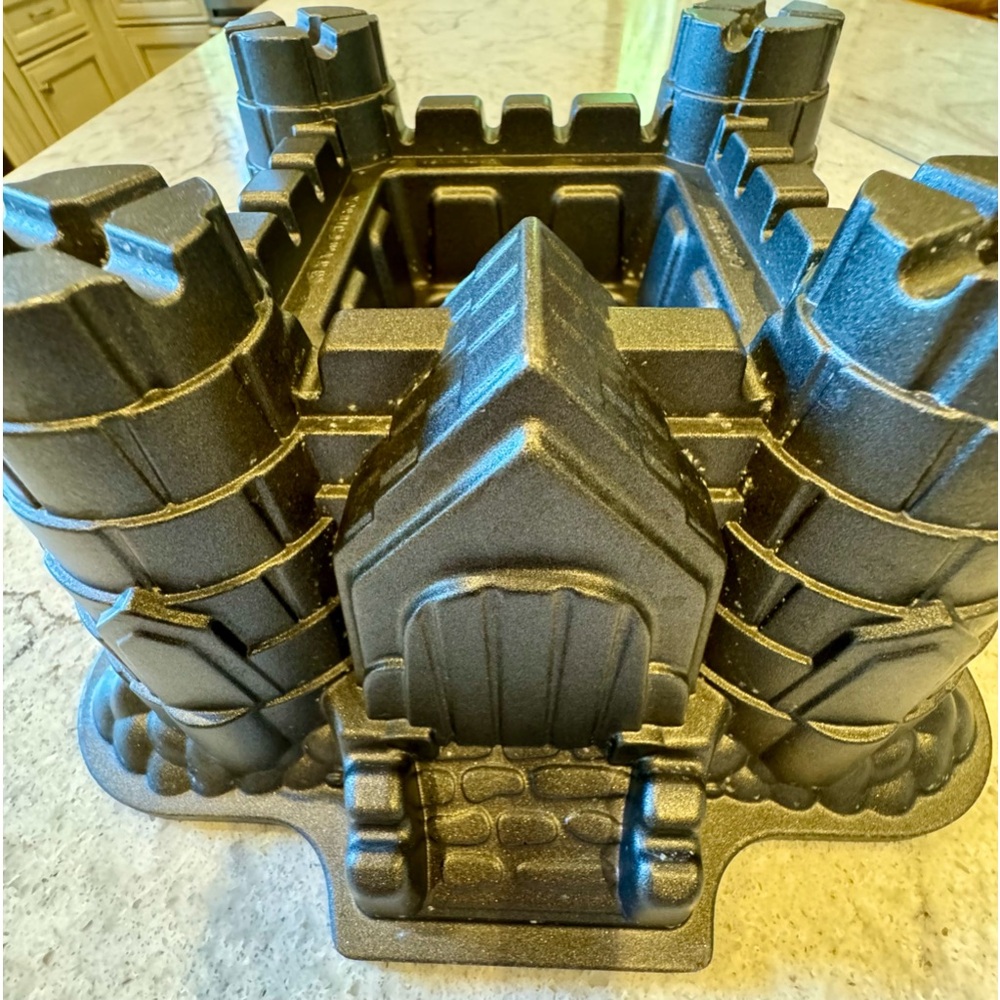 EUC Nordic Ware Castle Bundt Cake Pan 10 Cup Heavy Cast Aluminum Mold USA